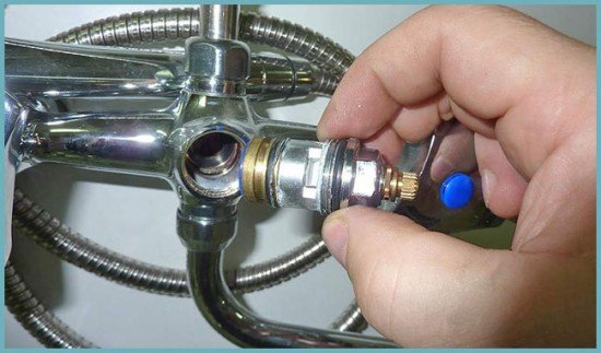 Ремонт змішувача у ванній: як полагодити своїми руками