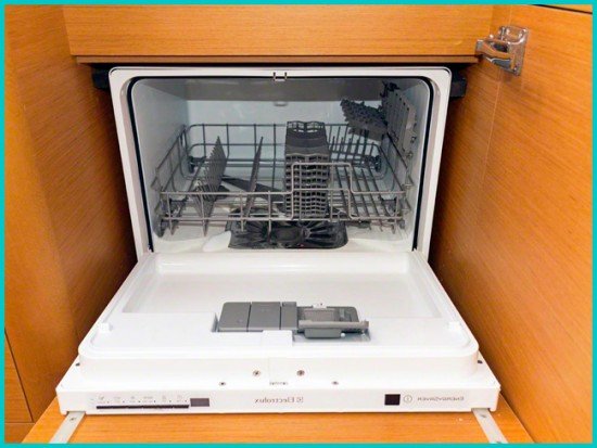Посудомийна машина під мийку або раковину на кухні, плюси та мінуси такого варіанту