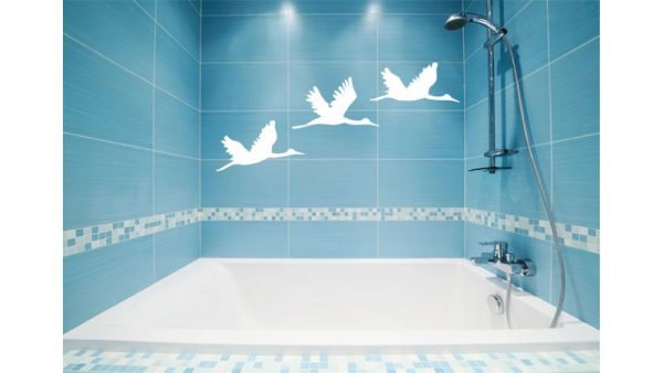 Наклейки на стіну у ванну кімнату — види і дизайн (відео, фото)