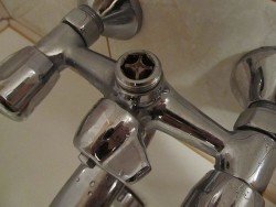 Ремонт змішувача у ванній: як полагодити своїми руками