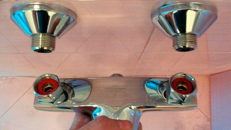 Установка змішувача у ванній своїми руками: як правильно виконати монтаж на стіну і заміну