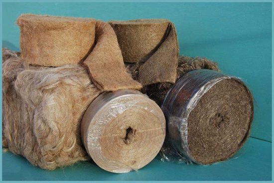 Як і чим правильно конопатити лазню з бруса: мохом, джутом або клоччям?