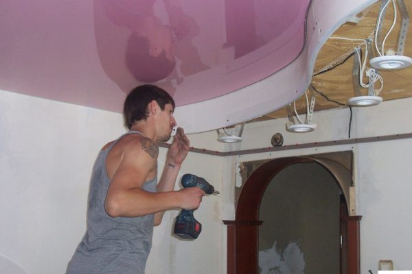 Чи можна робити у ванній кімнаті натяжна стеля — який краще, плюси і мінуси (відео, фото)