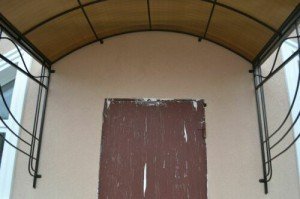 Кріплення козирка з полікарбонату над ганком Кріплення козирка з полікарбонату над ганком