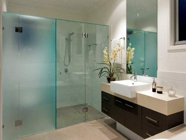 Ширма для ванної розсувна із скла