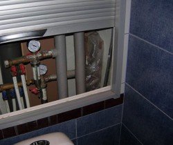 Сантехнічні рольставні у ванній і туалеті: монтаж, фото, відгуки