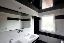 Натяжні стелі у ванній кімнаті: розбираємо плюси і мінуси