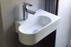 Вибираємо маленьку раковину у ванну або туалет