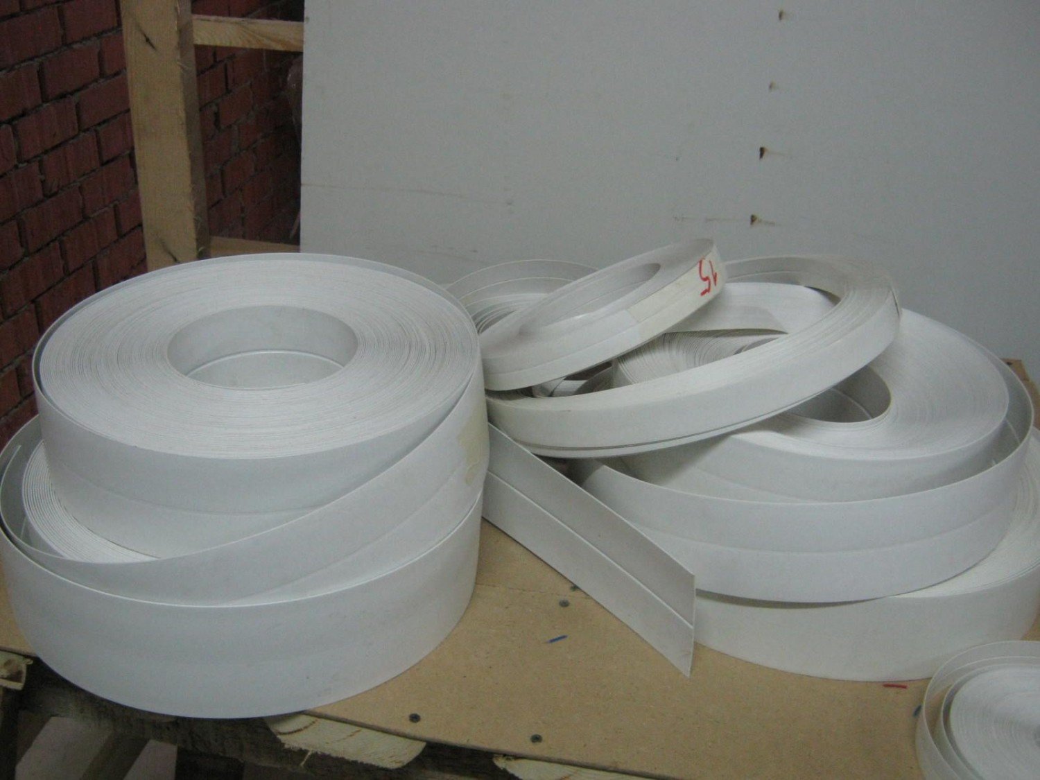 Як вибираються бордюрна стрічка для ванни, її основні види