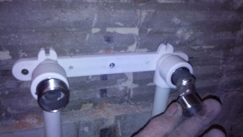 Як заховати труби у ванній під плитку своїми руками