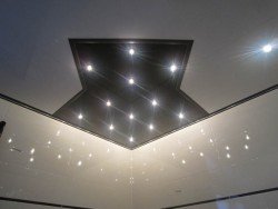 Натяжні стелі у ванній кімнаті: розбираємо плюси і мінуси