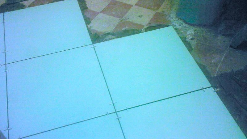 Як класти плитку на плитку: чи можна і як покласти правильно