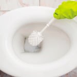 Як очистити унітаз від вапняного і сечового каменю