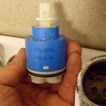 Як розібрати змішувач одинважільний у ванній