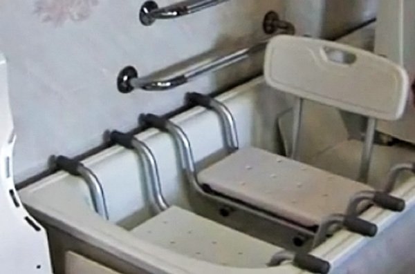 Сидіння для ванни: призначення, різновиди та критерії вибору