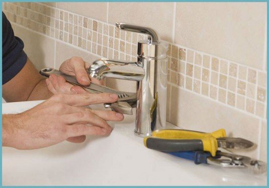 Чому починає гудіти кран при включенні води