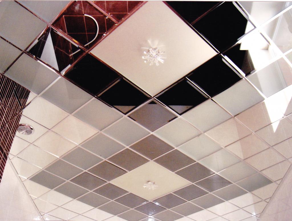 Дзеркальна стеля у ванній кімнаті, його види, плюси і мінуси