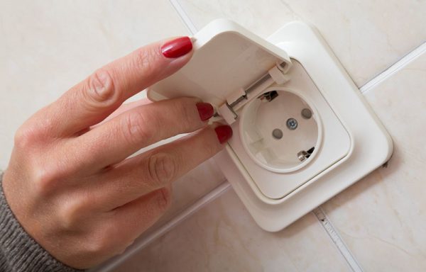 Розетки у ванній кімнаті — розташування і установка (відео, фото) Розетки у ванній кімнаті — розташування і установка (відео, фото)