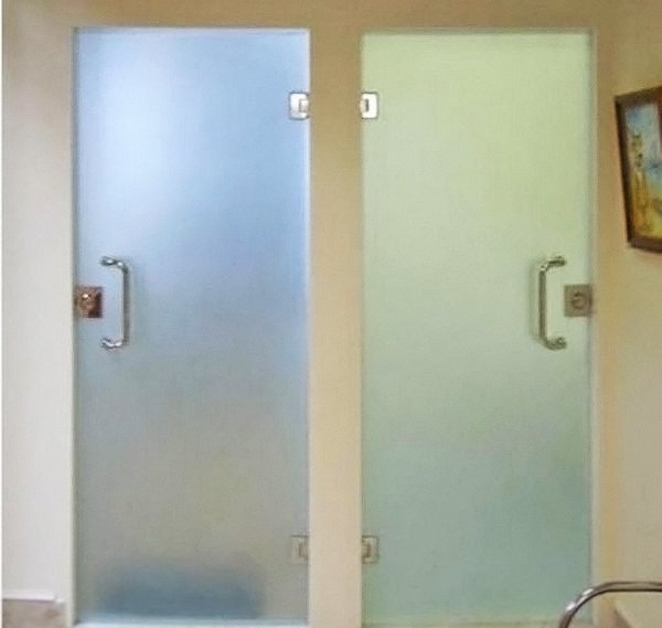 Скляні двері для ванної: різновиди, особливості їх використання та нюанси установки Скляні двері для ванної: різновиди, особливості їх використання та нюанси установки