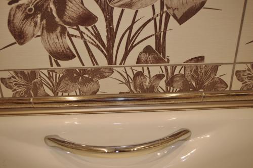 Керамічний куточок для ванної на плитку, види і як вибрати