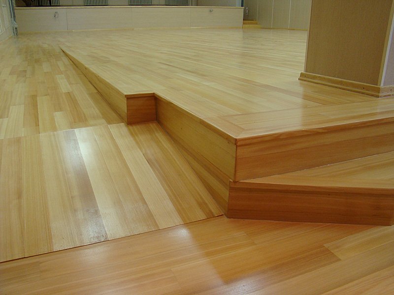 Що покласти на деревяну підлогу у ванній, яке покриття краще