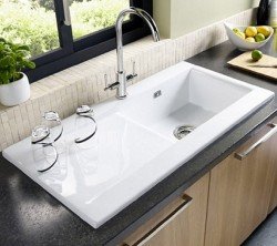 Підбираємо керамічну мийку для кухні