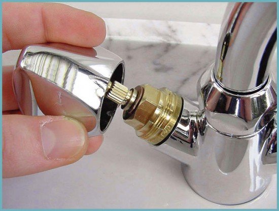 Підтікає або капає змішувач у ванній або на кухні: розбираємося як полагодити