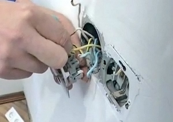 Освітлення у ванній кімнаті: пристрій і принцип монтажу своїми руками