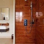 Плитка під дерево у ванній: фото приклад обробки ванної деревом