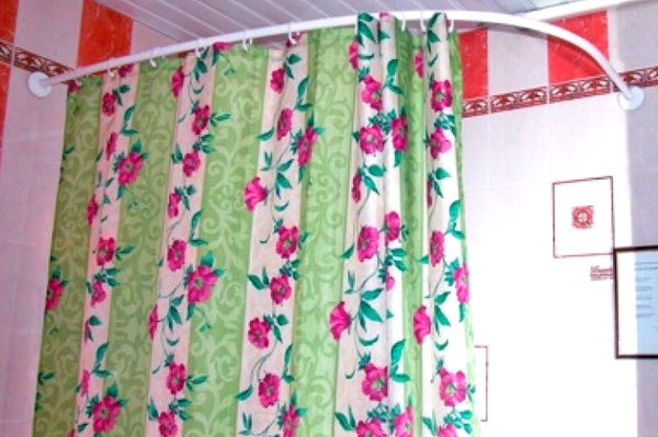 Карниз для ванної: різновиди конструкцій і способи їх установки Карниз для ванної: різновиди конструкцій і способи їх установки