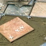 Як класти плитку на плитку: чи можна і як покласти правильно