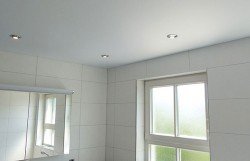 Натяжні стелі у ванній кімнаті: розбираємо плюси і мінуси