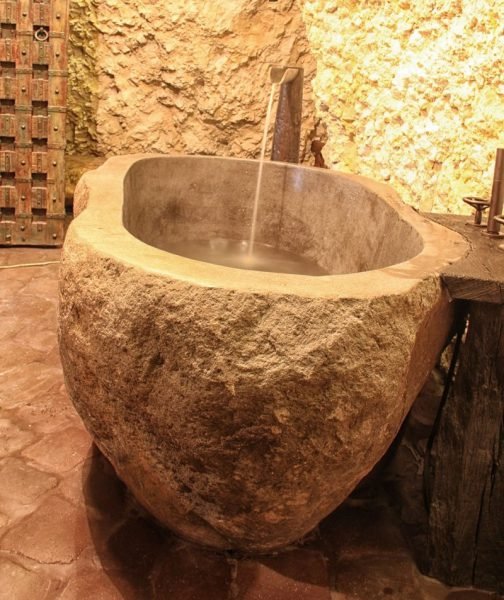 Ванна з каменю — види, плюси і мінуси (фото і відео)