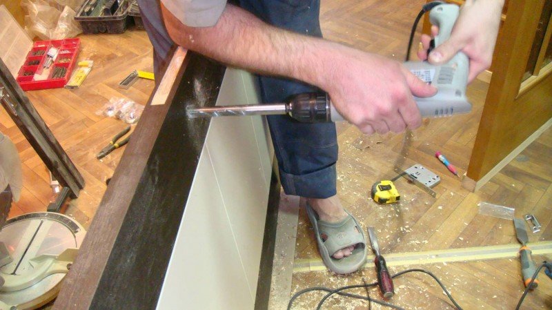 Врізка замка і ручок в міжкімнатні двері