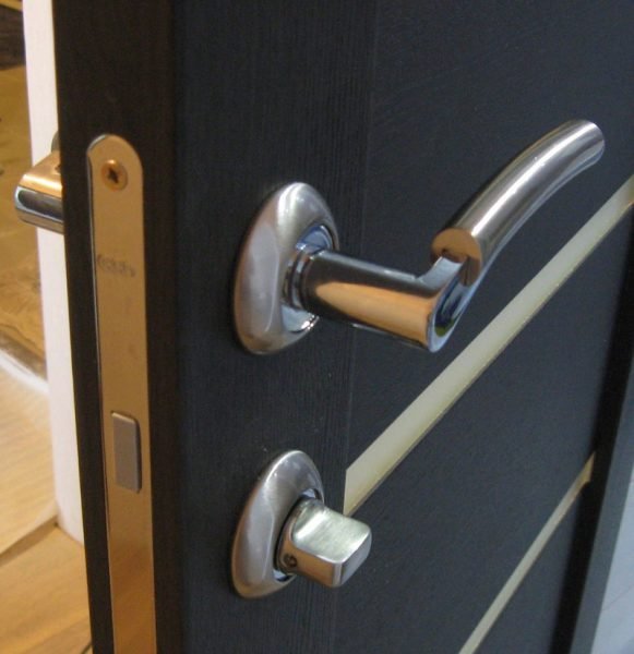 Металопластикові двері для ванної — види і установка (фото, відео)