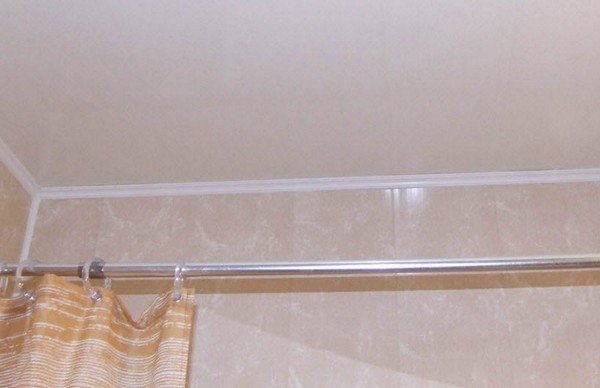 Який стеля зробити у ванній: різновиди та допомога у виборі кращого варіанту