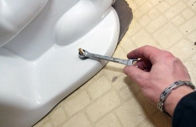 Як встановити унітаз на плитку своїми руками і яка вартість роботи?