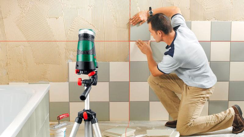 Як клеїти плитку на стіну правильно