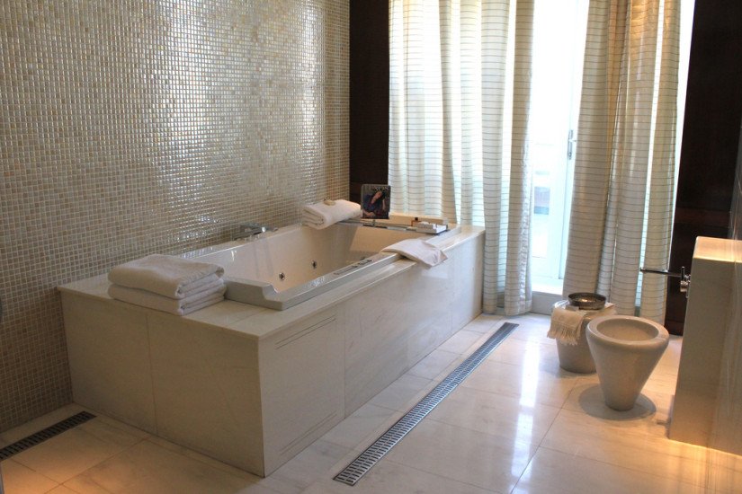 Яка висота ванни від підлоги стандарт, в залежності від її моделі