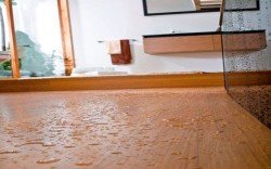 Вологостійкий ламінат – сучасне підлогове покриття для ванної кімнати: характеристики, особливості його вибору, поради Вологостійкий ламінат – сучасне підлогове покриття для ванної кімнати: характеристики, особливості його вибору, поради