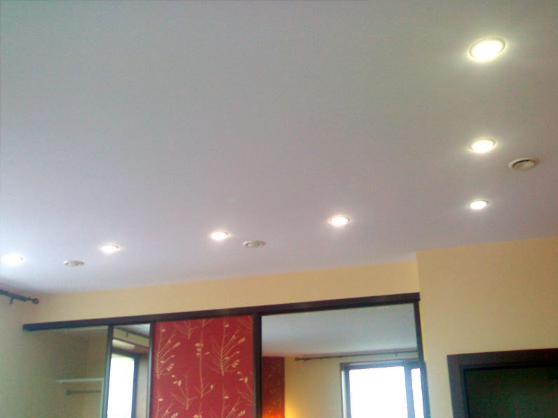 Дизайн та оздоблення стелі: гіпсокартон, шпалери, натяжні стелі