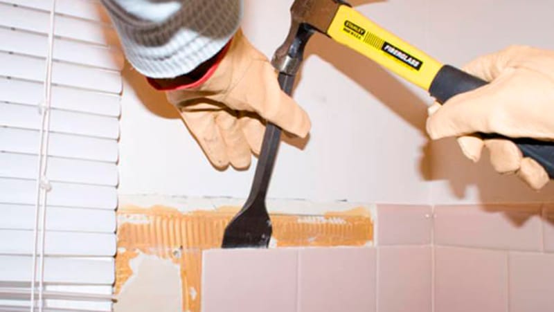 Як зняти плитку зі стіни акуратно