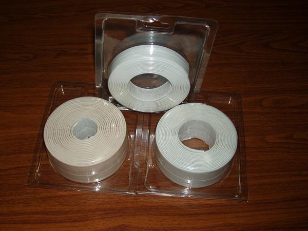 Бордюрна стрічка для ванної: призначення, різновиди та способи установки Бордюрна стрічка для ванної: призначення, різновиди та способи установки