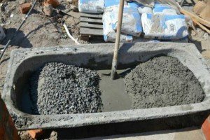 Приготування бетону вручну і з допомогою дрилі міксери.