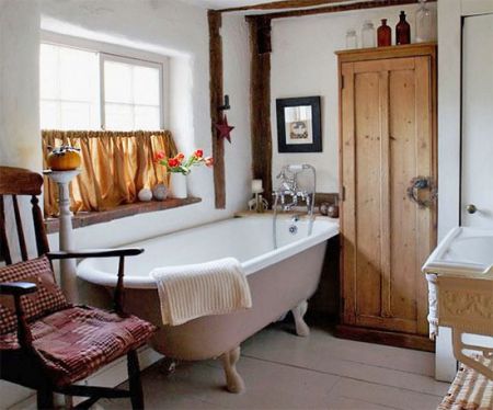 Ванна в стилі кантрі: меблі, плитка, світильники в сільському стилі.
