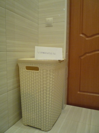 Ванна кімната з душовою кабіною в заміському будинку