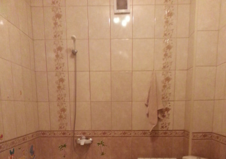 Карамельно біла ванна кімната: теплий сімейний інтерєр