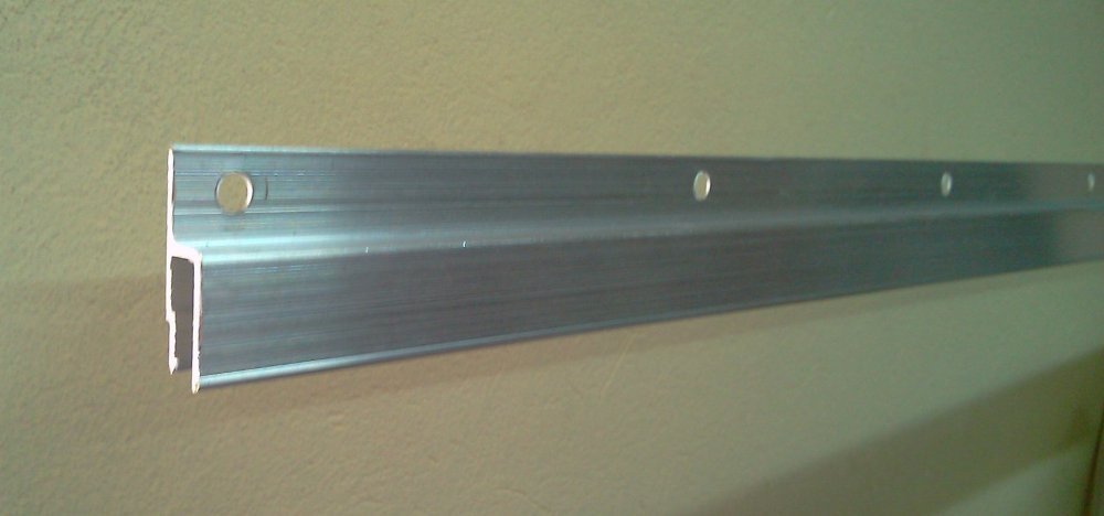 Як кріпити багет на стелю