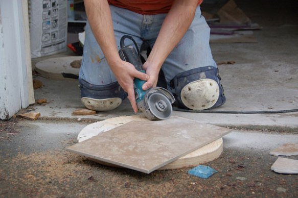 Як правильно різати кахельну плитку і керамічну