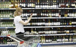 Сонник Алкоголь у пляшках випивати в сні багато або купувати до чого сниться?